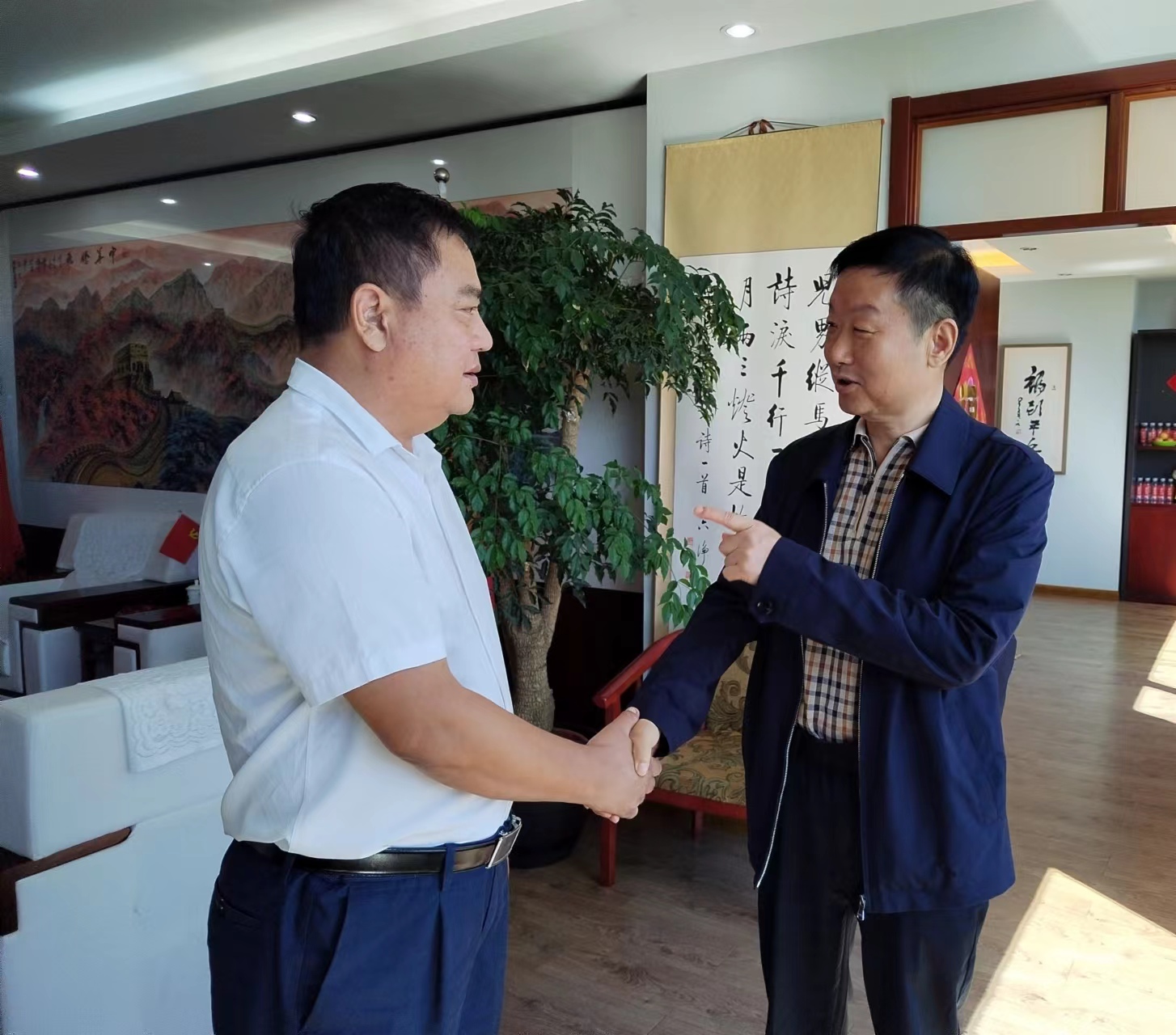 云南瀾滄縣縣長左應(yīng)華一行到訪岳氏集團總部