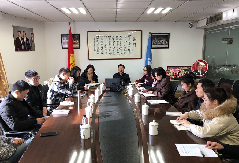岳氏集團(tuán)董事長、中醫(yī)藥康養(yǎng)委員會主任岳平安與北京全球商源文化傳播公司簽訂戰(zhàn)略合作協(xié)議