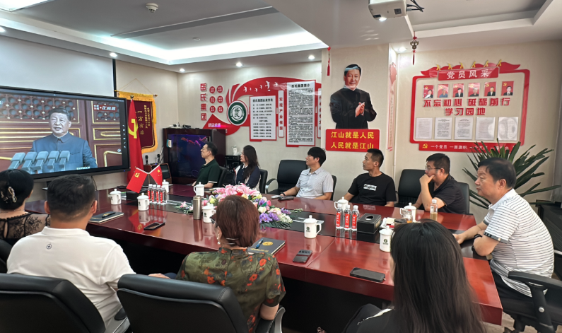 岳氏集團組織觀看抗戰(zhàn)勝利閱兵，愛國情懷激蕩人心